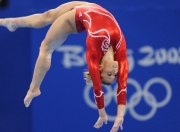 开云棋牌下载-阿隆索的魔法时刻，索伯车队如何以弱胜强，轻取雷诺车队