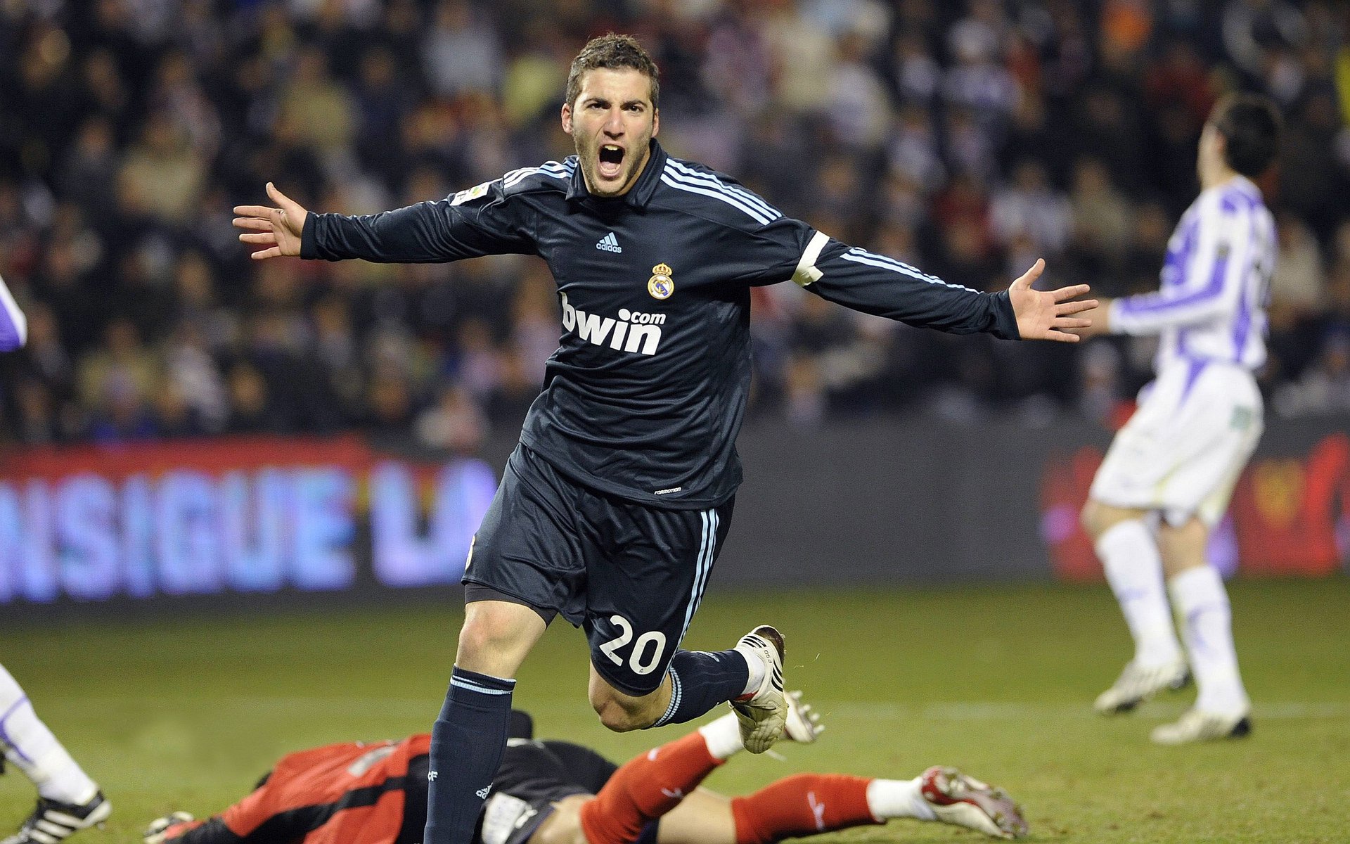 篮网稳稳拿下尼克斯，哈利伯顿扛起全队的艺术