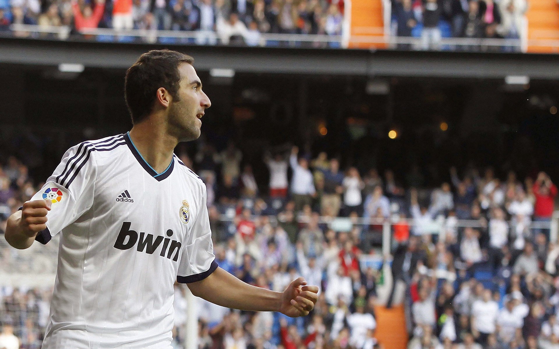 绝境中的艺术，佩雷兹驾驭阿斯顿马丁上演惊天逆转，雷诺车队饮恨赛道